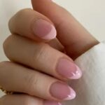 Upgrade des Klassikers: Glossy French Glass Nails dominieren 2026