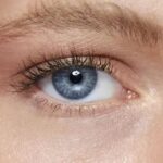 Diese Mascara verleiht geraden Wimpern starken Schwung