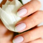 Trendy Farbkombi: Two-Toned French Nails dominieren aktuell die Maniküre-Trends