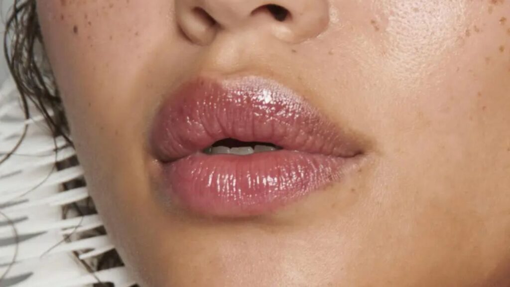 Lip Blusher und Disco Lips: Diese Lippen-Trends dominieren Frühjahr 2026