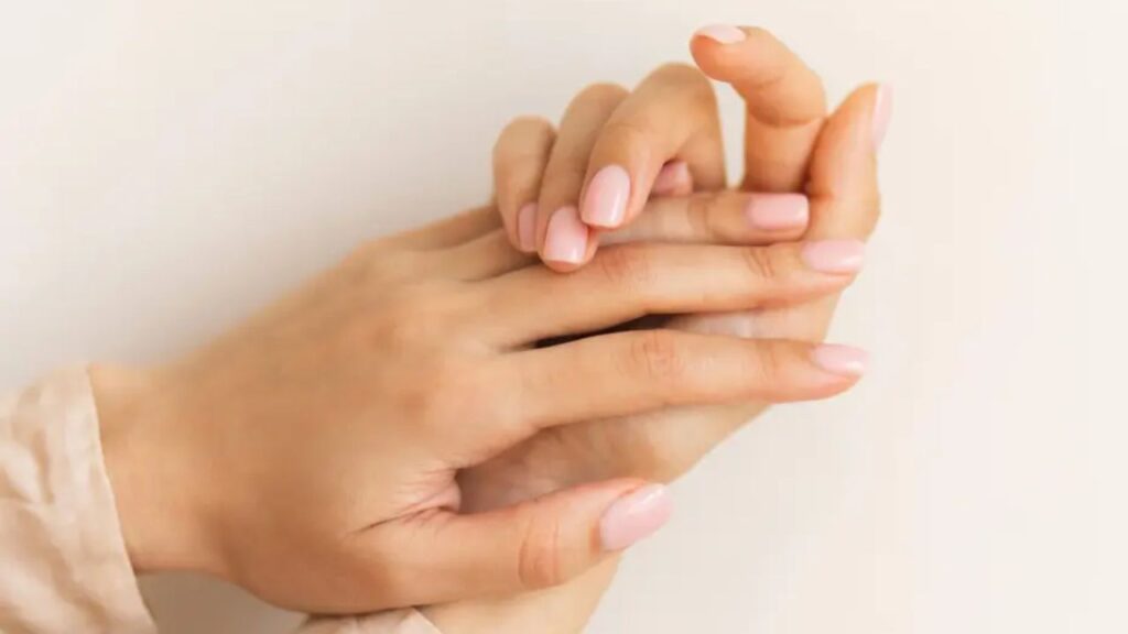 Statt Nagellack: Nail Tints werden 2026 Beauty-Trend